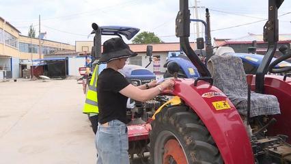 会宁县农业机械化服务中心在老君坡镇举办农机安全生产培训，助力农业机械服务提质增效